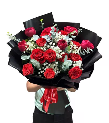 Bó Hoa Hồng Đỏ Giấy Đen Sang Trọng Tặng Người Yêu