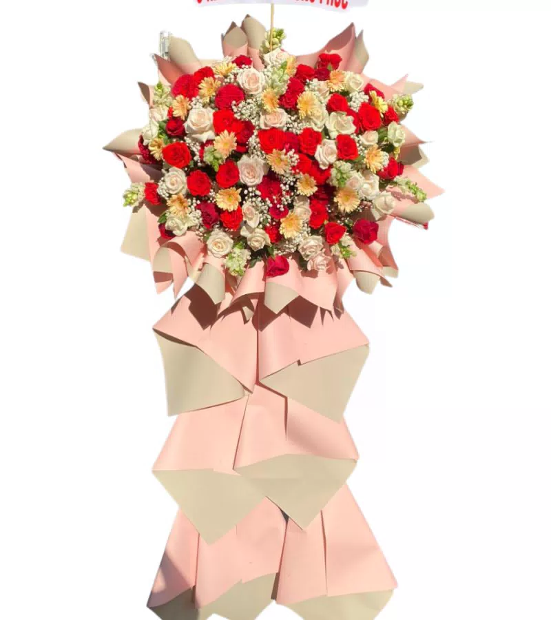Bó Hoa Hồng Đỏ Trắng Kèm Băng Rôn Chúc Mừng