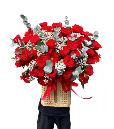 Giỏ Hoa Hồng Đỏ Phối Đồng Tiền Giỏ Tre Nồng Nhiệt