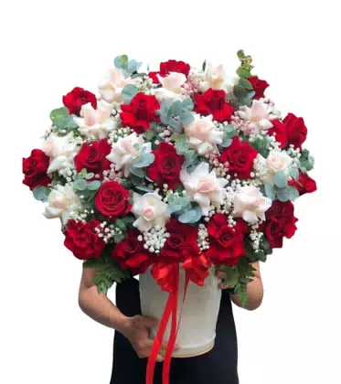 Giỏ Hoa Hồng Đỏ Phối Trắng Sang Trọng Nơ Đỏ
