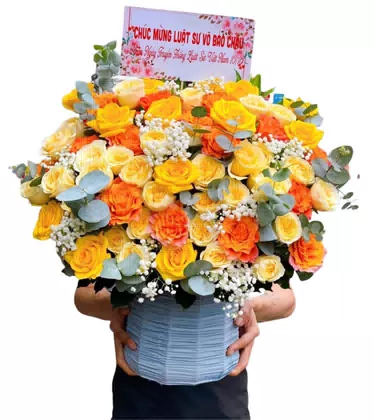 Giỏ Hoa Hồng Vàng Cam Chúc Mừng Luật Sư